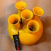 gele tulpenvaas van emaille met 5 toeters