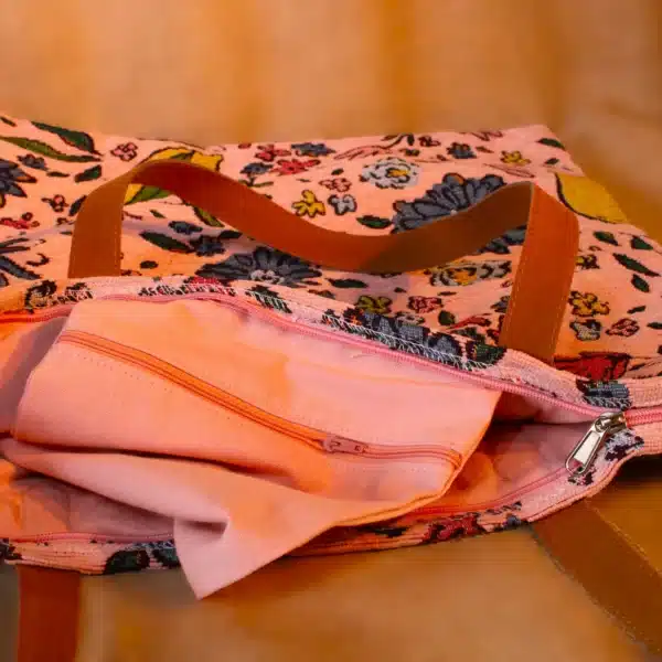 Shopper tas in fleurige kleuren en afsluitbaar met een rits