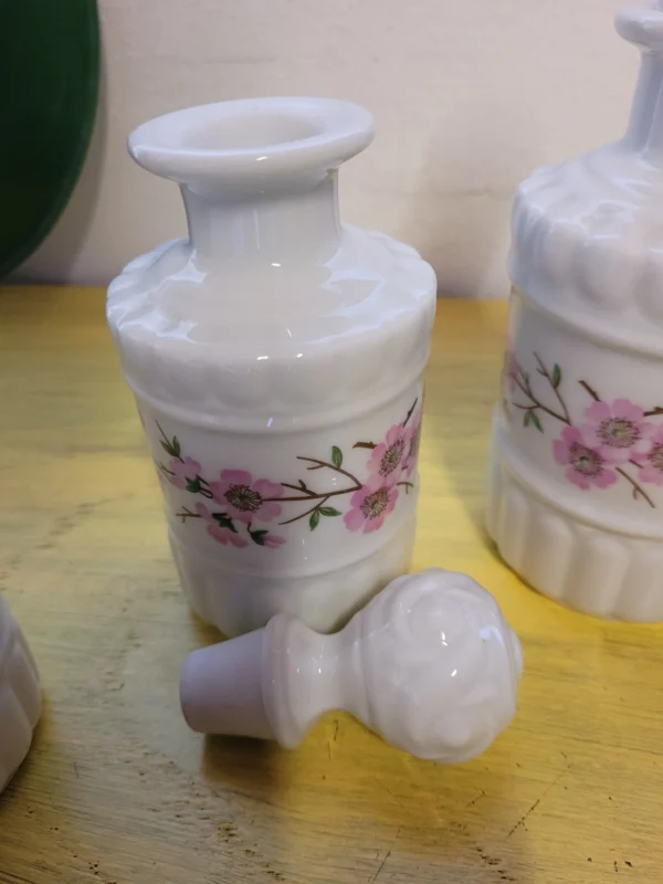 Brocante vintage badkamerset van Porcelaine de Paris in zeer goede staat