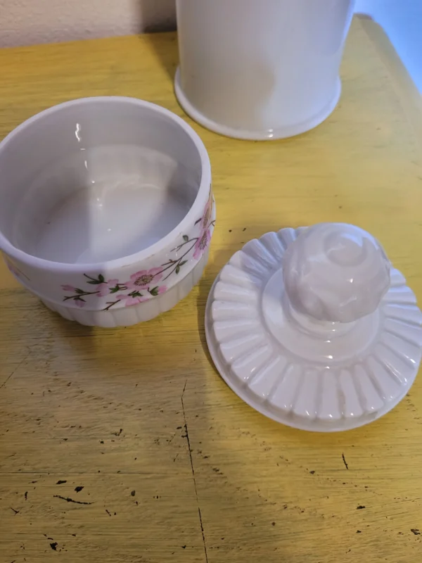 Brocante vintage badkamerset van Porcelaine de Paris in zeer goede staat
