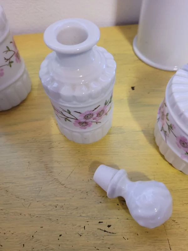 Brocante vintage badkamerset van Porcelaine de Paris in zeer goede staat