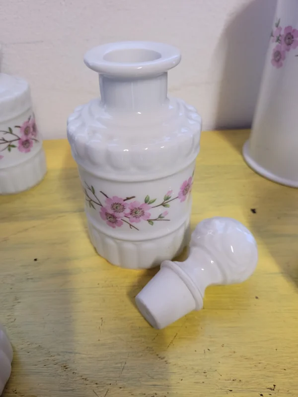 Brocante vintage badkamerset van Porcelaine de Paris in zeer goede staat