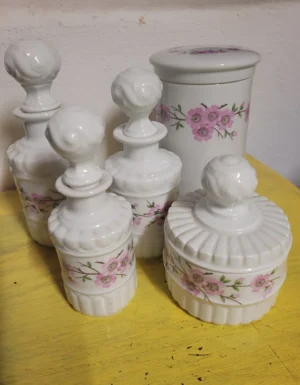 Brocante vintage badkamerset van Porcelaine de Paris in zeer goede staat