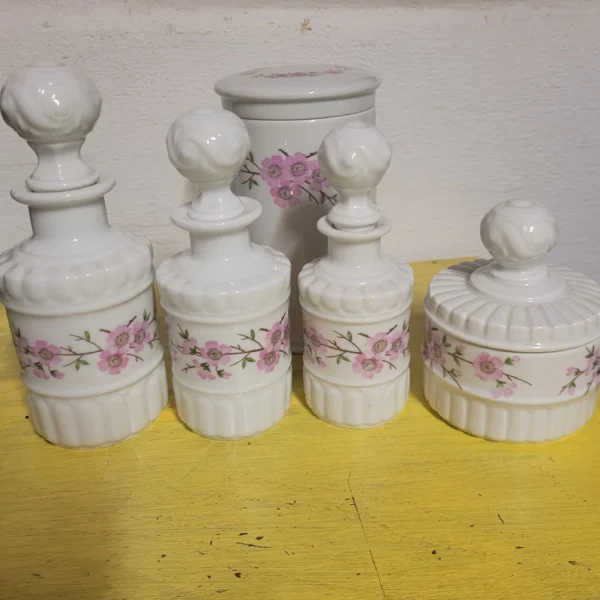 Brocante vintage badkamerset van Porcelaine de Paris in zeer goede staat