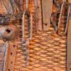 Industrieel decoratief kunstwerk of wandpaneel van hout met oude gereedschappen