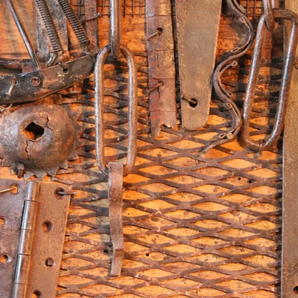 Industrieel decoratief kunstwerk of wandpaneel van hout met oude gereedschappen
