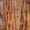 Industrieel decoratief kunstwerk of wandpaneel van hout met oude gereedschappen