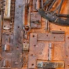 Industrieel decoratief kunstwerk of wandpaneel van hout met oude gereedschappen