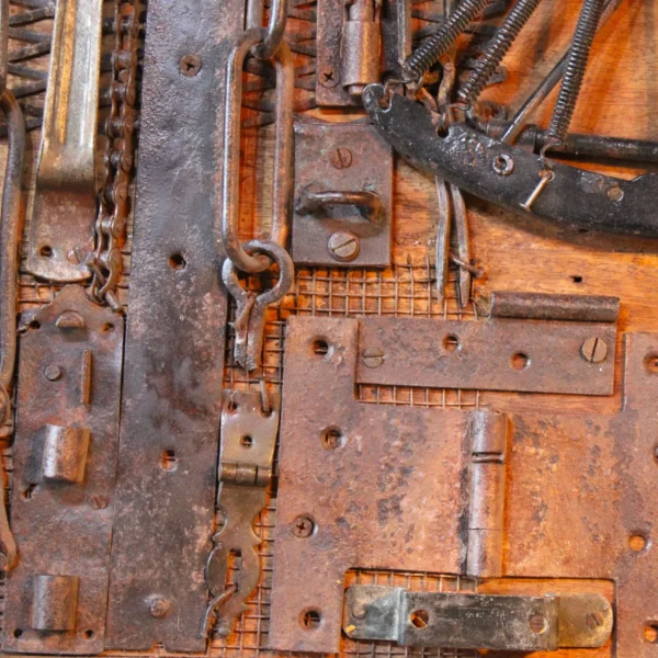 Industrieel decoratief kunstwerk of wandpaneel van hout met oude gereedschappen