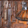 Industrieel decoratief kunstwerk of wandpaneel van hout met oude gereedschappen