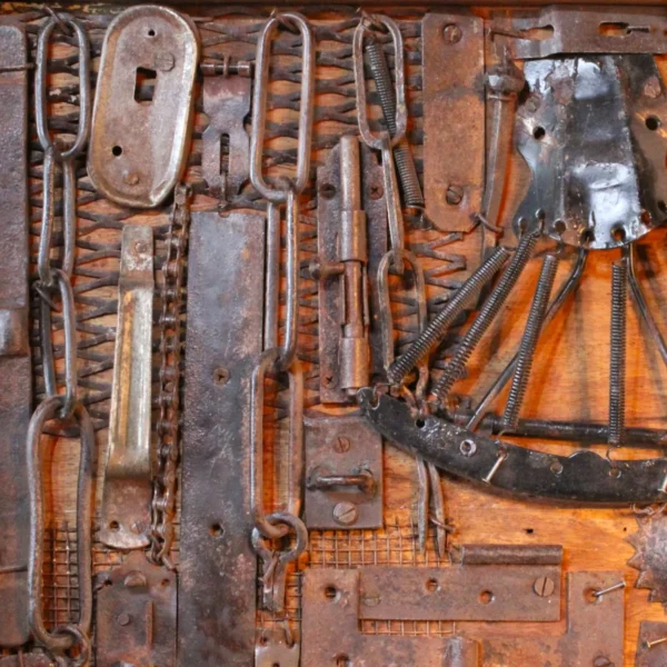 Industrieel decoratief kunstwerk of wandpaneel van hout met oude gereedschappen