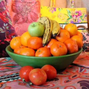 Groene houten schaal met een doorsnede van 38 cm perfect als fruitschaal