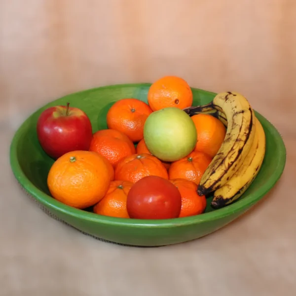 Groene houten schaal met een doorsnede van 38 cm perfect als fruitschaal