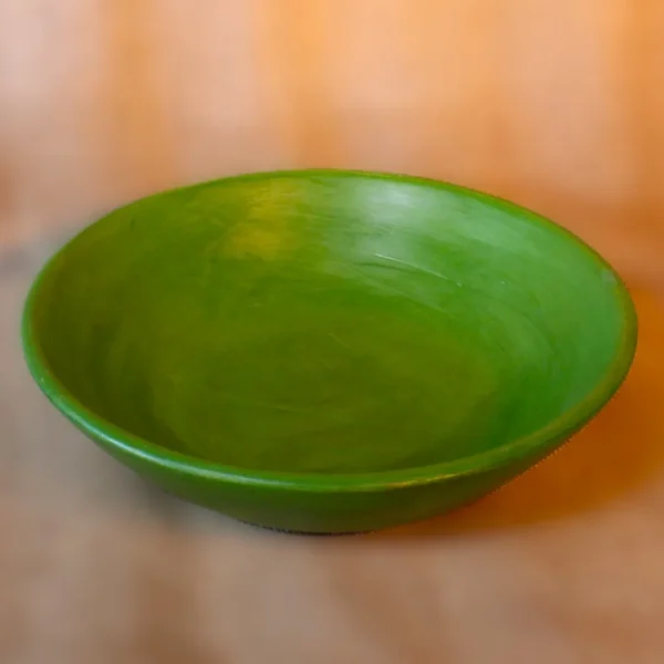 Groene houten schaal met een doorsnede van 38 cm perfect als fruitschaal