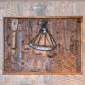 wandpaneel van oud met oude ijzeren materialen