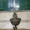 olielamp van brons met cherubijn op de voet