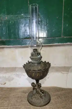 olielamp van brons met cherubijn op de voet