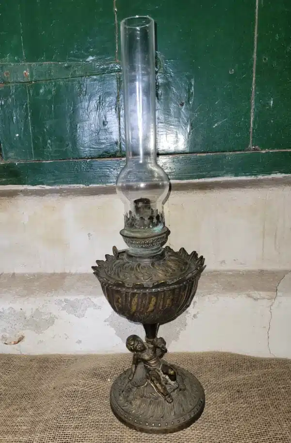 olielamp van brons met cherubijn op de voet