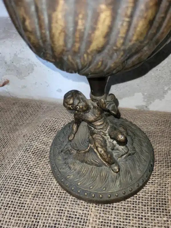 Brocante bronzen olielamp waarvan de voet bewerkt is met een cherubijn