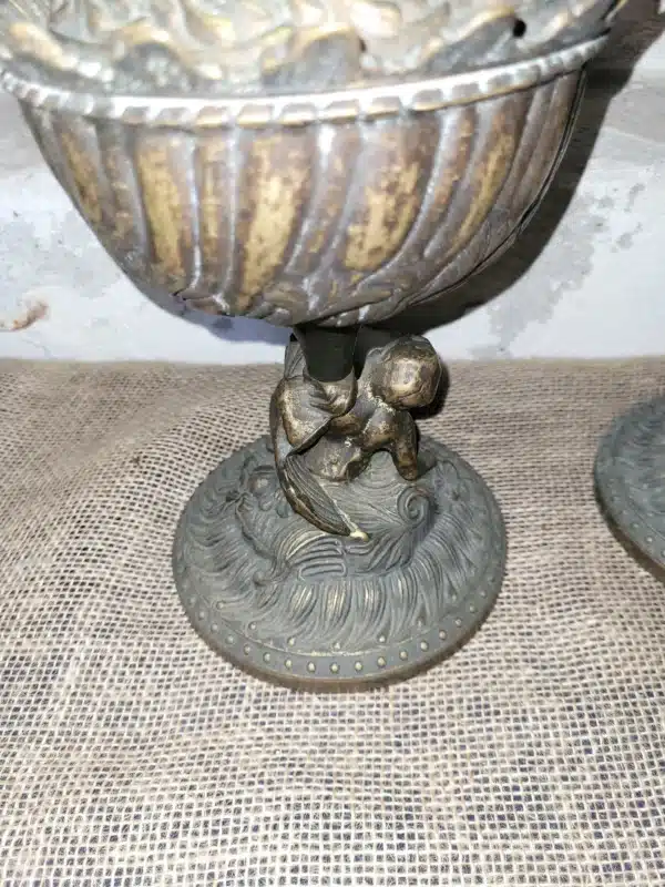 Brocante bronzen olielamp waarvan de voet bewerkt is met een cherubijn