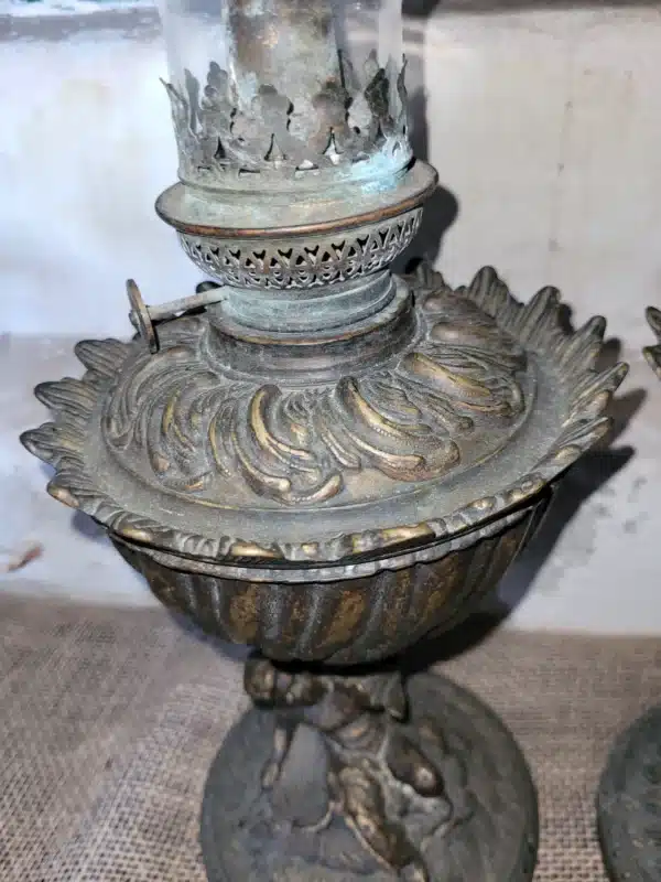 Brocante bronzen olielamp waarvan de voet bewerkt is met een cherubijn