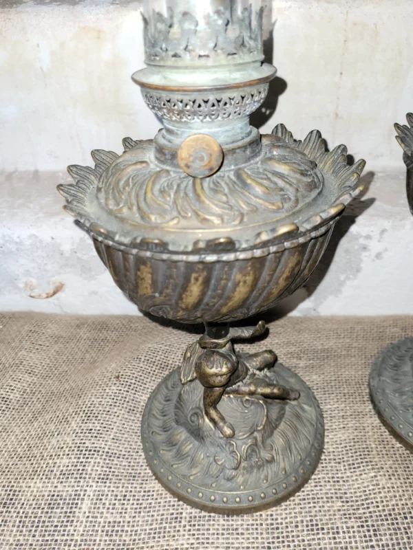 Brocante bronzen olielamp waarvan de voet bewerkt is met een cherubijn