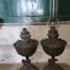 Brocante bronzen olielamp waarvan de voet bewerkt is met een cherubijn