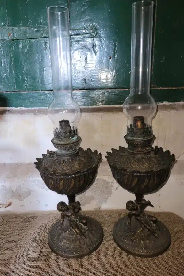 Brocante bronzen olielamp waarvan de voet bewerkt is met een cherubijn