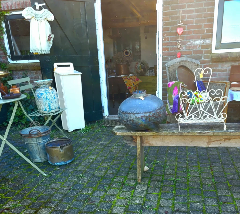 brocante voorwerpen die buiten staan opgesteld