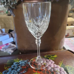 houten kistje met kristallen glas
