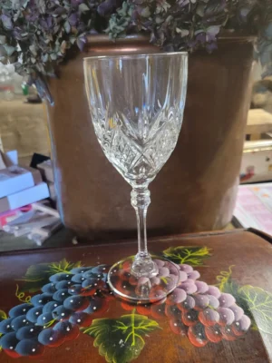 houten kistje met kristallen glas
