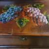 Brocante houten kistje beschilderd met druivenranken met 4 kristallen wijnglazen met geslepen diamant patroon