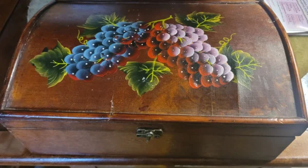 Brocante houten kistje beschilderd met druivenranken met 4 kristallen wijnglazen met geslepen diamant patroon