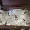 Brocante houten kistje beschilderd met druivenranken met 4 kristallen wijnglazen met geslepen diamant patroon