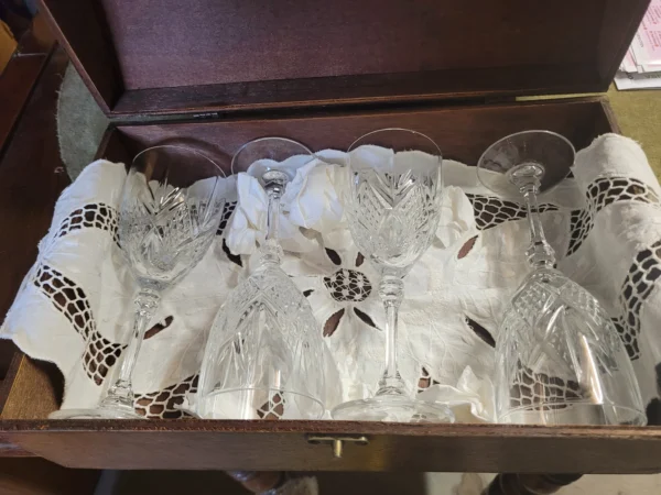 Brocante houten kistje beschilderd met druivenranken met 4 kristallen wijnglazen met geslepen diamant patroon
