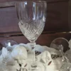 Brocante houten kistje beschilderd met druivenranken met 4 kristallen wijnglazen met geslepen diamant patroon