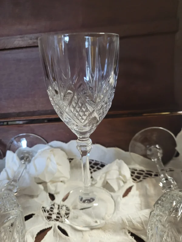 Brocante houten kistje beschilderd met druivenranken met 4 kristallen wijnglazen met geslepen diamant patroon