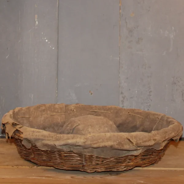 Franse brocante stokbrood en tulband rijsmanden van de bakker