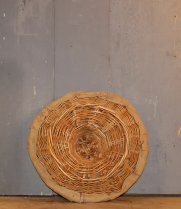Franse brocante stokbrood en tulband rijsmanden van de bakker