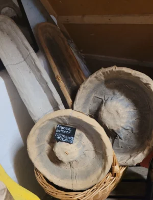 Franse brocante stokbrood en tulband rijsmanden van de bakker