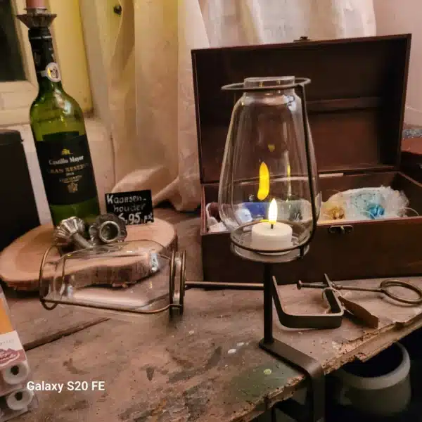 glazen windlicht met houder van brons om aan een tafel te klemmen