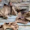 hout allemaal Handgemaakte vaas van gerecycled glas op wortelhout