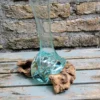 vaas 1 Handgemaakte vaas van gerecycled glas op wortelhout