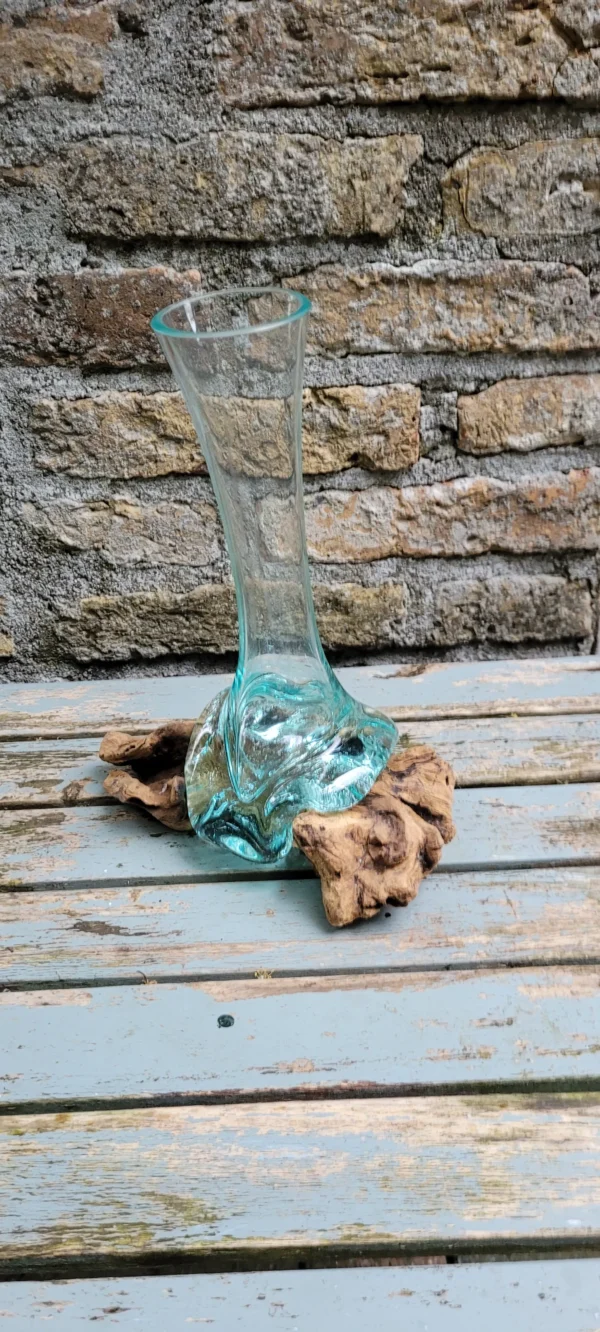 vaas 1 Handgemaakte vaas van gerecycled glas op wortelhout
