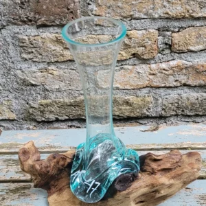 vaas van glas op wortelhout