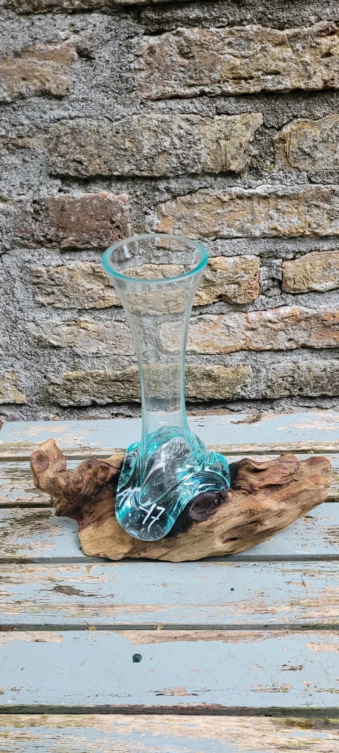 vaas van glas op wortelhout