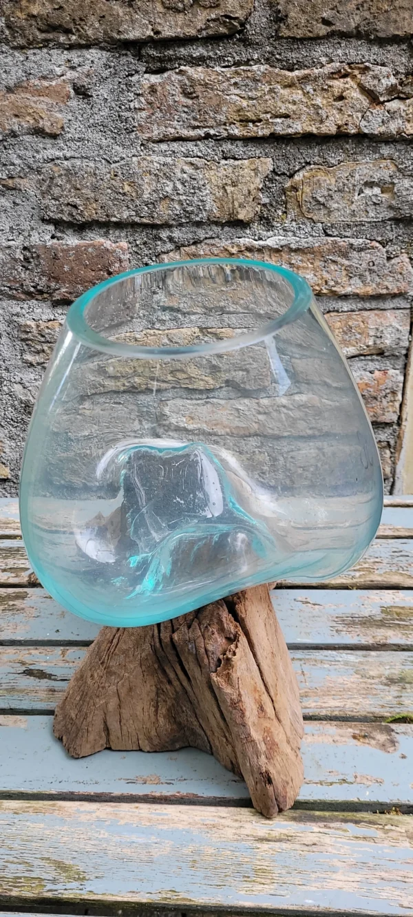 Handgemaakte bolvaas van gerecycled glas op wortelhout