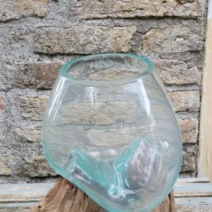 Handgemaakte bolvaas van gerecycled glas op wortelhout