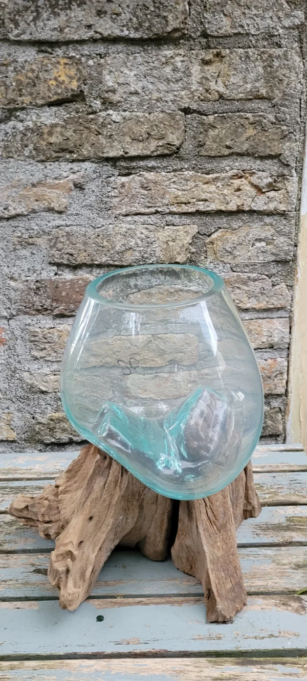 Handgemaakte bolvaas van gerecycled glas op wortelhout