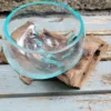 Handgemaakte kom van gerecycled glas op wortelhout